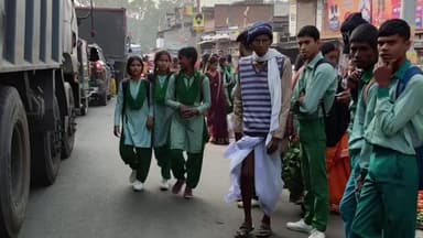 गिद्धौर: गिद्धौर में ट्रक चालकों की मनमानी से छात्र जान जोखिम में डालकर विद्यालय पहुँचते हैं