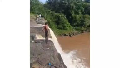 ઉમરપાડા: દેવઘાટ ખાતે એક યુવકે છલાંગ લગાવી