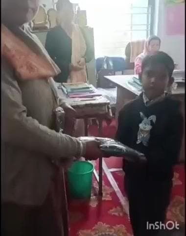 बल्दवाड़ा: सरकाघाट में समाजसेवी सरसा देवी ने रखोह स्कूल के बच्चों को बांटे स्वेटर, अपने खर्चे पर बनाया स्मार्ट क्लासरूम