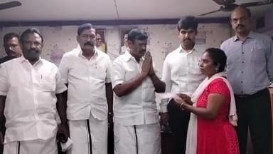 பொன்னேரி: எண்ணூர் கடலில் மூழ்கி உயிரிழந்த  4 பேரின் குடும்பங்களுக்கு 3 லட்சத்திற்கான காசோலைகளை   அமைச்சர் சா.மு.நாசர் வழங்கினார்.