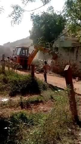 वैर: प्रशासन ने संयुक्त कार्रवाई करते हुए गाँव रायपुर में लगभग 20 वर्ष पुराने अतिक्रमण किए ध्वस्त