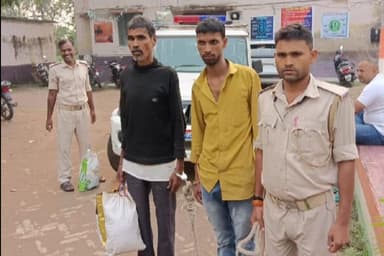 हलसी: मोहद्दीनगर गांव से पुलिस ने शराब तस्कर पिता-पुत्र को किया गिरफ्तार, 15 लीटर महुआ शराब व उपकरण जब्त