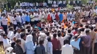 वडवणी: मयत डॉक्टर संपदा मुंडे यांच्या न्यायासाठी सुषमा अंधारे यांनी फलटण पोलीस ठाण्यासमोर धरणे आंदोलन केले