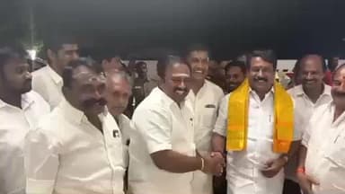 பெருந்துறை: பேருந்து நிலையம் பகுதியில் பல்வேறு நிகழ்ச்சிகளுக்காக வருகை புரிந்த பாஜக மாநில தலைவர் அவர்களை முன்னாள் அமைச்சர் சிறப்பான முறையில் வரவேற்பு அளித்தார்