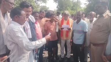 मारेगाव: रस्त्याच्या दुरुस्तीसाठी तरुणांचे खड्ड्यात बसून अर्धनग्न आंदोलन नवरगाव येथील घटना