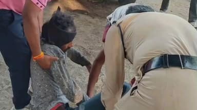 दलौदा: फतेहगढ़ देवनारायण मंदिर के सामने बाइक का संतुलन बिगड़ने से रेलिंग से टकराई, चालक घायल