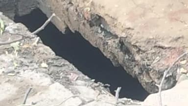 कुम्हेर: कुम्हेर तहसील के गांव अवार में बीच गांव में सड़क धंसी, बड़ा हादसा टला, गड्ढा बना रहस्यमय