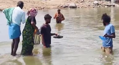 తుంగతుర్తి: సంగెం శివారులో వాగు దాటలేక మహిళలకు ఇబ్బందులు
