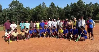 केरसई: केरसई के सीकरीबेवरा गांव में स्वर्गीय दिलीप कुमार प्रधान स्मृति पर हॉकी टूर्नामेंट, पूर्व मंत्री हुए शामिल