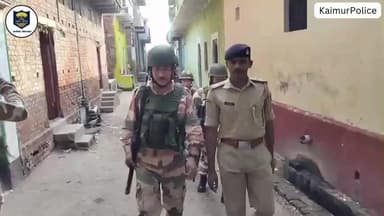 #बिहार_विधानसभा_चुनाव_2025 के दृष्टिगत कैमूर जिले के विभिन्न थाना क्षेत्रों में पुलिस पदाधिकारी एवं केंद्रीय अर्द्धसैनिक बल की संयुक्त टीम द्वारा निरंतर जारी है एरिया डॉमिनेशन एवं #फ्लैग_मार्च।
Bihar Police