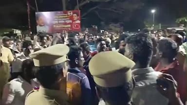 பரமக்குடி: பரமக்குடி ஐந்து முனை சாலையில் தேவேந்திர குல வேளாளர் சமுதாய மக்கள் சாலை மறியல்