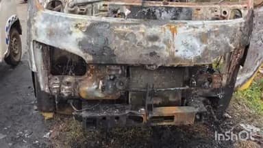 सिरदला: घर के आगे खड़ी मैजिक वाहन में लगी आग, बड़ा हादसा टल गया