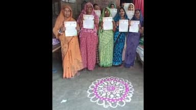 दरौली: दरौली प्रखंड में विकास मित्रों द्वारा मतदाताओं के बीच आमंत्रण पत्र वितरित