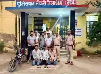 सीकरी: सीकरी पुलिस ने नहर पुलिया जयश्री के पास से तीन साइबर ठगों को दबोचा, 6 मोबाइल, फर्जी सिम और एक मोटरसाइकिल की बरामदगी