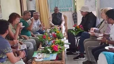 बिशुनपुर: फ्रांसीसी पर्यटकों ने किया तक्षशिला आश्रम विकास भारती बिशनपुर का दौरा