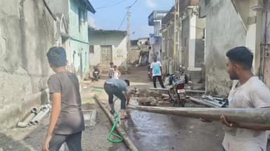 ઉમરાળા: ઉમરાળા ગામમાં તંત્રની પોલ ખુલી ગામ લોકો દ્વારા તંત્રથી કંટાળી ગટર લાઈન જાતે રિપેર કરી.