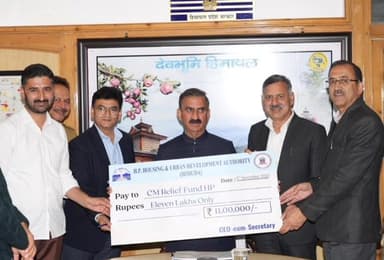 चिड़गांव: कैबिनेट मंत्री राजेश धर्माणी ने मुख्यमंत्री राहत कोष के लिए 11 लाख रुपये का चेक मुख्यमंत्री को भेंट किया