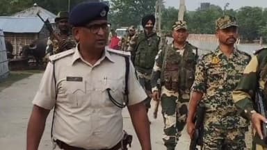 धमदाहा: धमदाहा में पुलिस बल ने अर्धसैनिक बलों के साथ निकाला फ्लैग मार्च