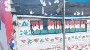 टनकुप्पा: टनकुप्पा प्रखंड के सवलचक गांव के पास एनडीए प्रत्याशी के प्रचार वाहन से असामाजिक तत्वों ने पोस्टर फाड़े