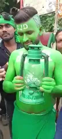 छातापुर: राजद के एक उत्साही समर्थक ने हरे रंग से रंगकर शरीर, छातापुर में राजद कार्यालय के उद्घाटन में की शिरकत