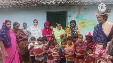 लापुंग: फतेहपुर: आंगनबाड़ी केंद्र में बच्चों के बीच स्वेटर का वितरण