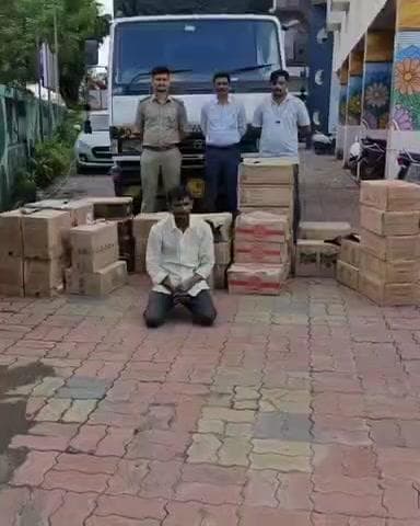 ડિંડોલીમાંથી વિદેશી દારૂ ભરેલા ટ્રક સાથે એક ઇસમની ધરપકડ કરતી ડીંડોલી પોલીસ,10 લાખથી વધુની મત્તા જપ્ત