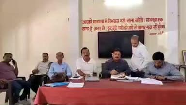 रामपुर बघेलान: सीएम राइज विद्यालय सभागार में बीएलओ द्वारा वोटर मैपिंग जारी