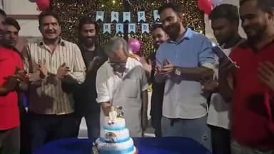 রামপুরহাট ১: অভিনব ভাবে রাজ্য বিধানসভার ডেপুটি স্পিকার আশীষ বন্দ্যোপাধ্যায়ের জন্মদিন পালন করলেন রামপুরহাট শহরের যুবকবৃন্দরা