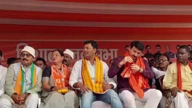 पातेपुर: तीसीऔता हाई स्कूल मैदान में भाजपा नेता मनोज तिवारी ने जनसभा को संबोधित किया, उमड़ी भीड़