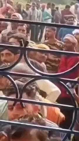 नरवल: नरवल तहसील क्षेत्र के पुरवामीर स्थित सहकारी खाद भंडार में डीएपी खाद के लिए किसानों की भारी भीड़ उमड़ी