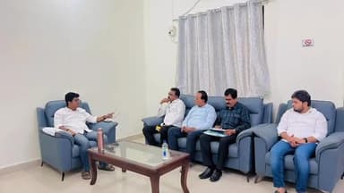 भोकरदन: आमदार निवासस्थानी आमदार संतोष पाटील दानवे यांनी घेतली सार्वजनिक बांधकाम विभागाच्या अधिकाऱ्यांची आढावा बैठक