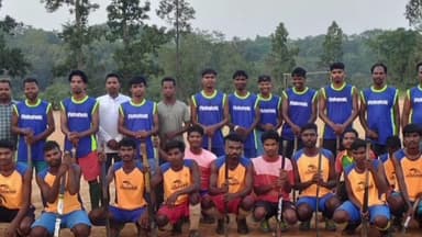 बंदगांव: बंदगांव के बडेडीह खेल मैदान में तीन दिवसीय हॉकी प्रतियोगिता संपन्न, कोचांग की टीम विजेता बनी