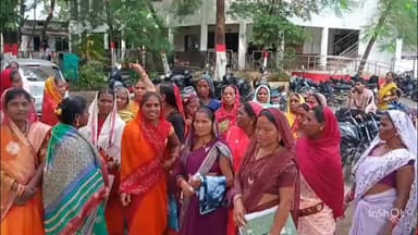 नाराज महिलाओं ने दी चेतावनी, कहा- चाहे जो हो जाए, अपने गांव में शराब दुकान नहीं खोलने देंगे