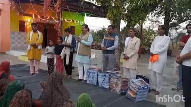 पोहरी: पोहरी विधानसभा के ग्राम हिनोतिया में भाजपा उपाध्यक्ष दिलीप मुदगल ने बहनों को साड़ी भेंट कर आशीर्वाद लिया