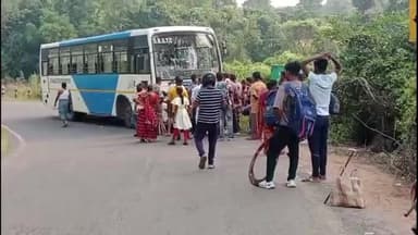 বান্দোয়ান: সরকারিবাস ও মোটর বাইকের ধাক্কায় আহত এক যুবক