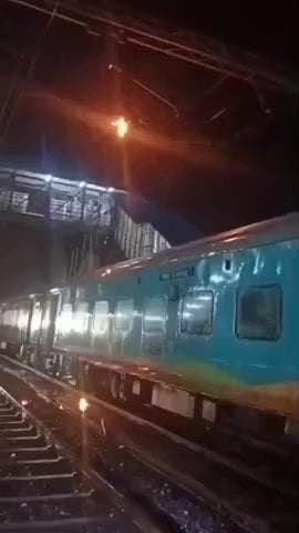 मारवाड़ जंक्शन: मारवाड़ जंक्शन रेलवे स्टेशन पर भगत की कोठी कोचि गुडा एक्सप्रेस ट्रेन के ऊपर तारों में लगी आग, मची अफरा-तफरी
