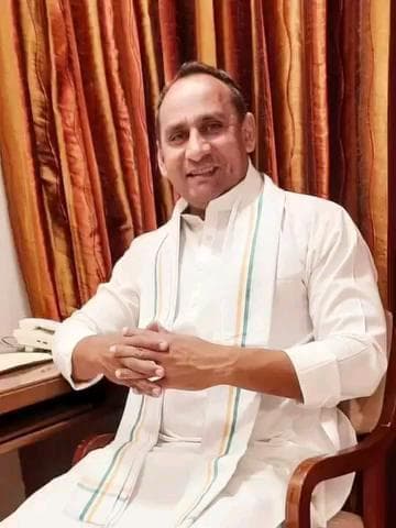 कोई अगर आपके रास्ते मे गड्ढा खोदे तो, परेशान मत होना क्योंकि ये वही लोग है जो आपको छलांग लगाना सिखाएंगे........