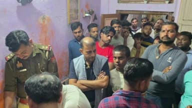 आंवला: आंवला के देवचरा में कमरे में फंदे पर लटका मिला सर्राफ का शव, पुलिस जांच में जुटी