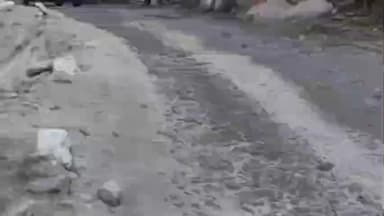 निचार: निगुलसरी समीप सभी प्रकार के वाहनों की आवाजाही जारी, सड़क पर पहाड़ों से गिर रहा पानी फैल रहा