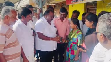 மதுக்கரை: சுந்தராபுரம் பகுதியில் அதிமுக சார்பில் கல்லூரி மாணவிகள், பணிக்கு செல்லும் பெண்களுக்கு பாதுகாப்புக்காக பெப்பர் ஸ்ப்ரே வழங்கப்பட்டது.