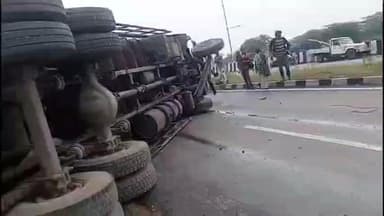 विजयनगर: NH48 पर हियालिया पुलिया पर फैली बजरी के कारण ट्रक अनियंत्रित होकर पलटा, एक दर्जन से अधिक भैंसों की हुई मौत