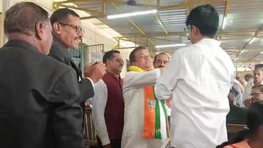 एनडीए समर्थित औरंगाबाद भाजपा प्रत्याशी त्रिविक्रम नारायण सिंह ने कोर्ट में किया वकीलों से कीअपने पक्ष में वोट अपील।