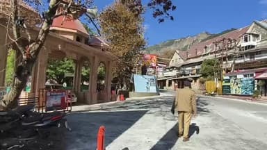 राष्ट्रपति मुर्मू ने नैनीताल के प्रतिष्ठित माँ नयना देवी मंदिर के दर्शन किये। मंदिर के प्रबंधकों ने उन्हें माँ की चमत्का