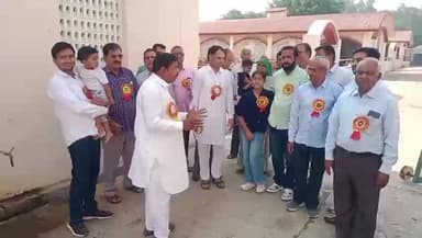 हनुमानगढ़ :राष्ट्रीय युवक परिषद द्वारा देवउठनी ग्यारस पर बाईपास गौशाला मैं11 क्विंटल हरा चारा व गुड गायों को खिलाया गया