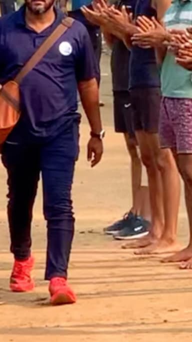 बिहार पुलिस का कैयारी कर रहे युवा स्वागक करते बीरू सर का