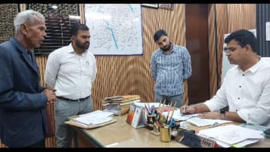 बिलारी: एसडीएम विनय कुमार सिंह ने अपने कार्यालय पर जनसुनवाई के दौरान ग्रामीणों की समस्याएं सुनीं और उनकी शिकायतों का समाधान किया