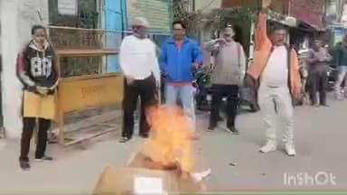 चौखुटिया: चौखुटिया समेत अन्य स्वास्थ्य केंद्रों में स्वास्थ्य सेवाओं की बदहाली को लेकर यूकेडी ने राज्य सरकार का पुतला फूंका