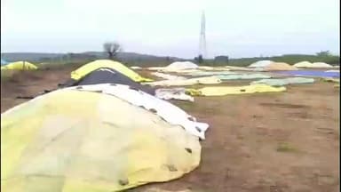 గంభీరావుపేట: ధాన్యం కొనుగోలు ప్రక్రియ వేగవంతం చేయాలని కోరుతున్న భీముని మల్లారెడ్డిపేట రైతులు