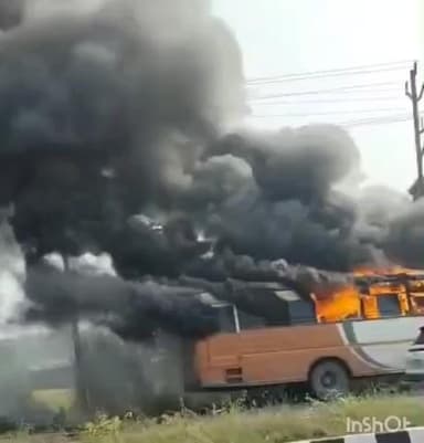 जलालपुर: बरियावन कुर्की बाजार के बीच परिवहन विभाग की बस में लगी भीषण आग, मची अफरा-तफरी