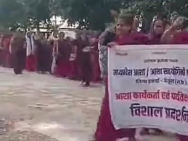 आशा और आशा सहयोगिनी संघ कार्यकर्ताओं ने बकाया भुगतान को लेकर कलेक्टर को सौंपा ज्ञापन।